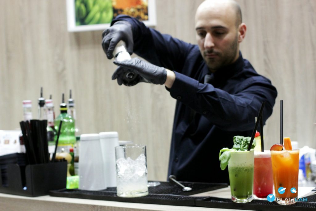 Showbarkeeper in Berlin Mixt Eindrucksvoll Cocktails