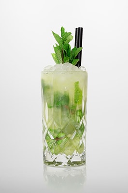 Mojito Cocktail: Weißer Rum, Brauner Rohrzucker, Frischer Limettensaft, Minzblätter, Sprudelwasser.