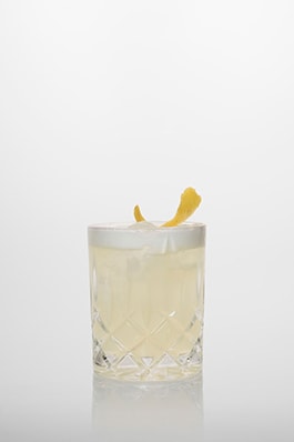 Lemon Drop Cocktail: Vodka, Zuckersirup, frischer Zitronensaft.