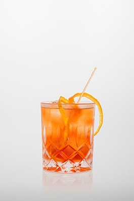 Negroni Cocktail: Campari, roter Wermut, Gin, Orangenschale