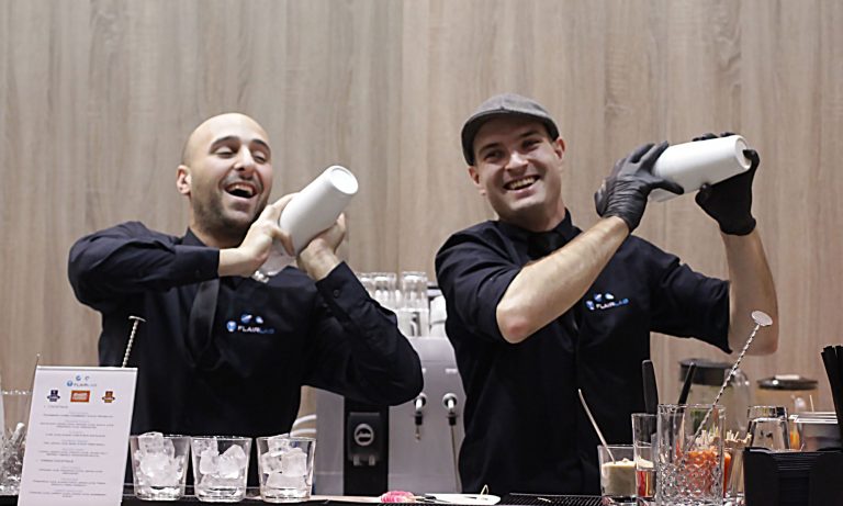 zwei lachende Barkeeper beim mixen an Mobile Cocktailbar in Berlin