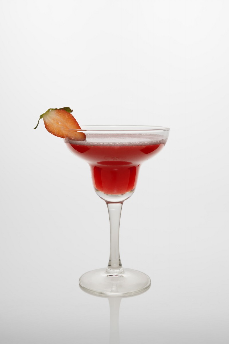 Strawberry Margarita Cocktail: Tequila, Triple sec, Erdbeerpüree, Limettensaft.