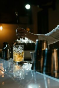 Barkeeper mixt ein Getränk für ein Cocktail-Catering in Berlin bei einer Messe