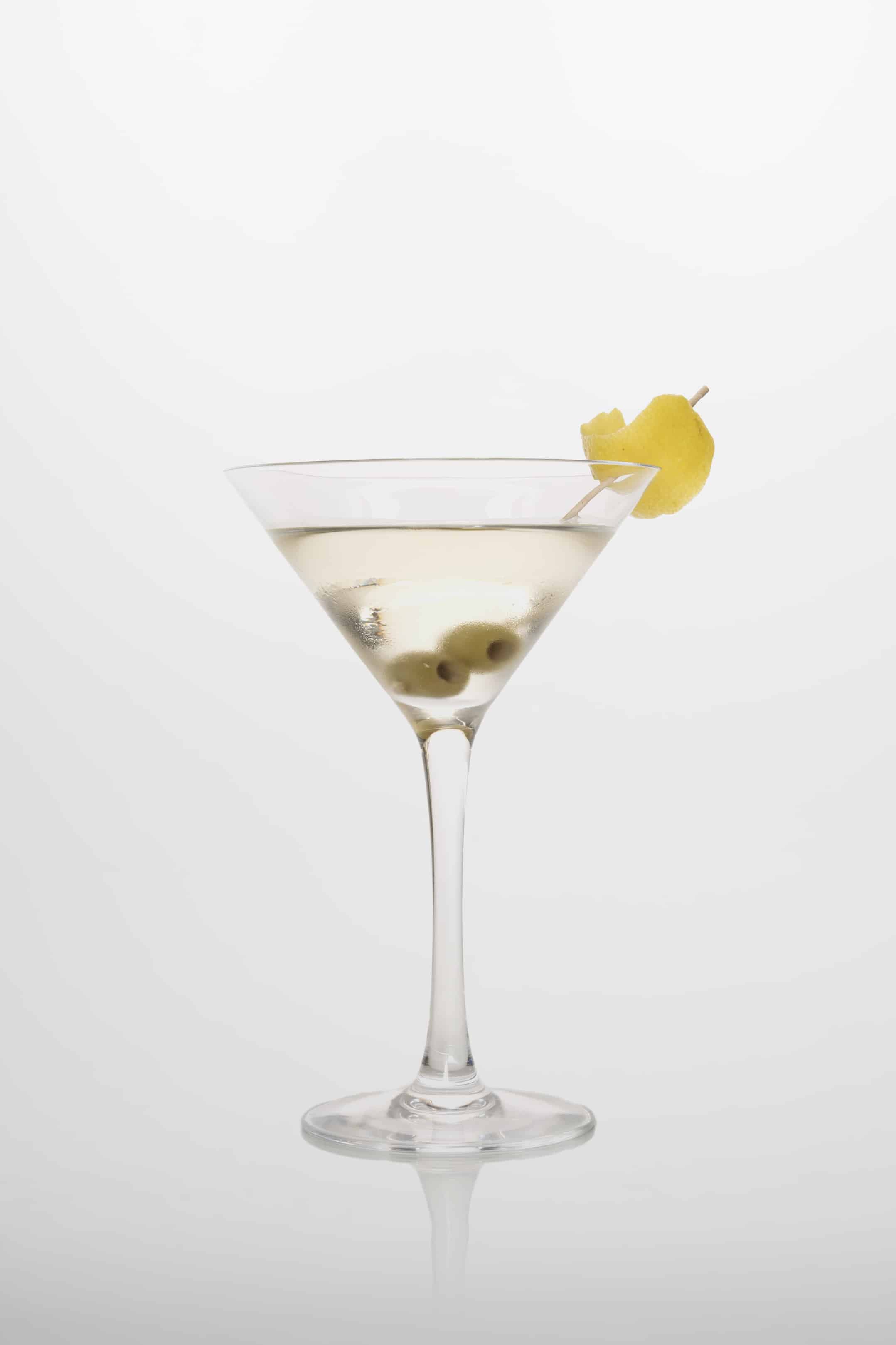 Martini Cocktail: Gin, weißer Wermut, Zitronenschale oder Olive.