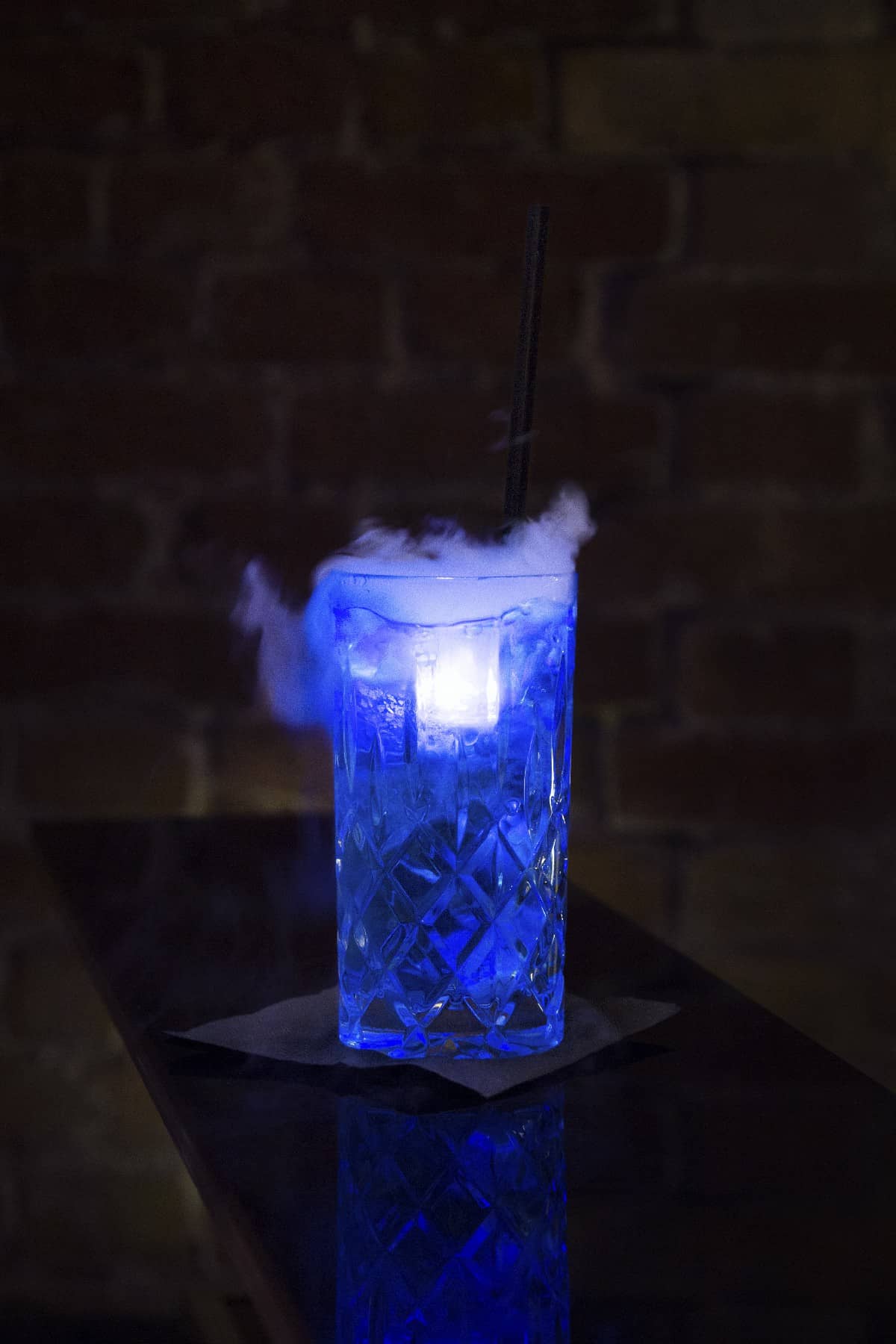 Rezeptur Blue Electric Vodkam Blue Curacao, Tonic Wasser, Trockeneis, LED Eiswürfel