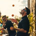Barkeeper jongliert 5 orangen - Mobile Bar Berlin