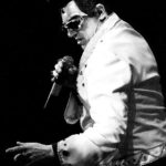 Stimmenimitator auf der Bühne - Elvis